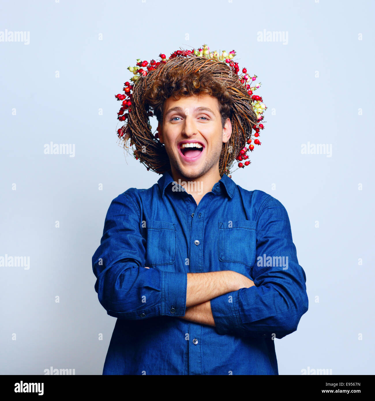 Porträt von einem Lachen lustig Mann mit Kranz Stockfoto