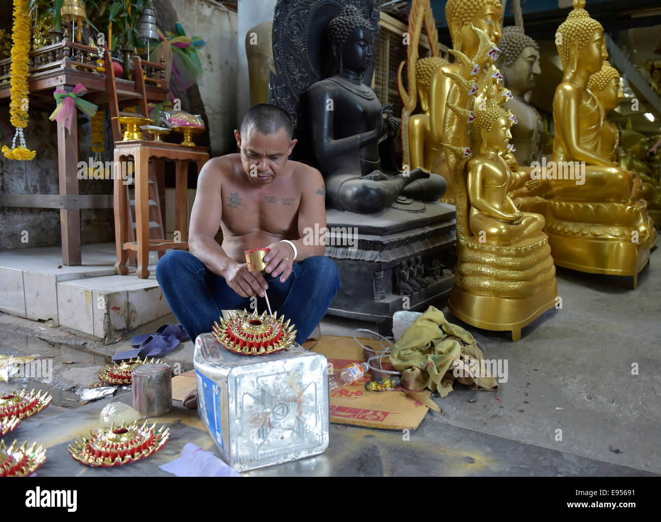 Mann Malerei Teile einer Buddha-Statue, Bangkok, Thailand Stockfoto