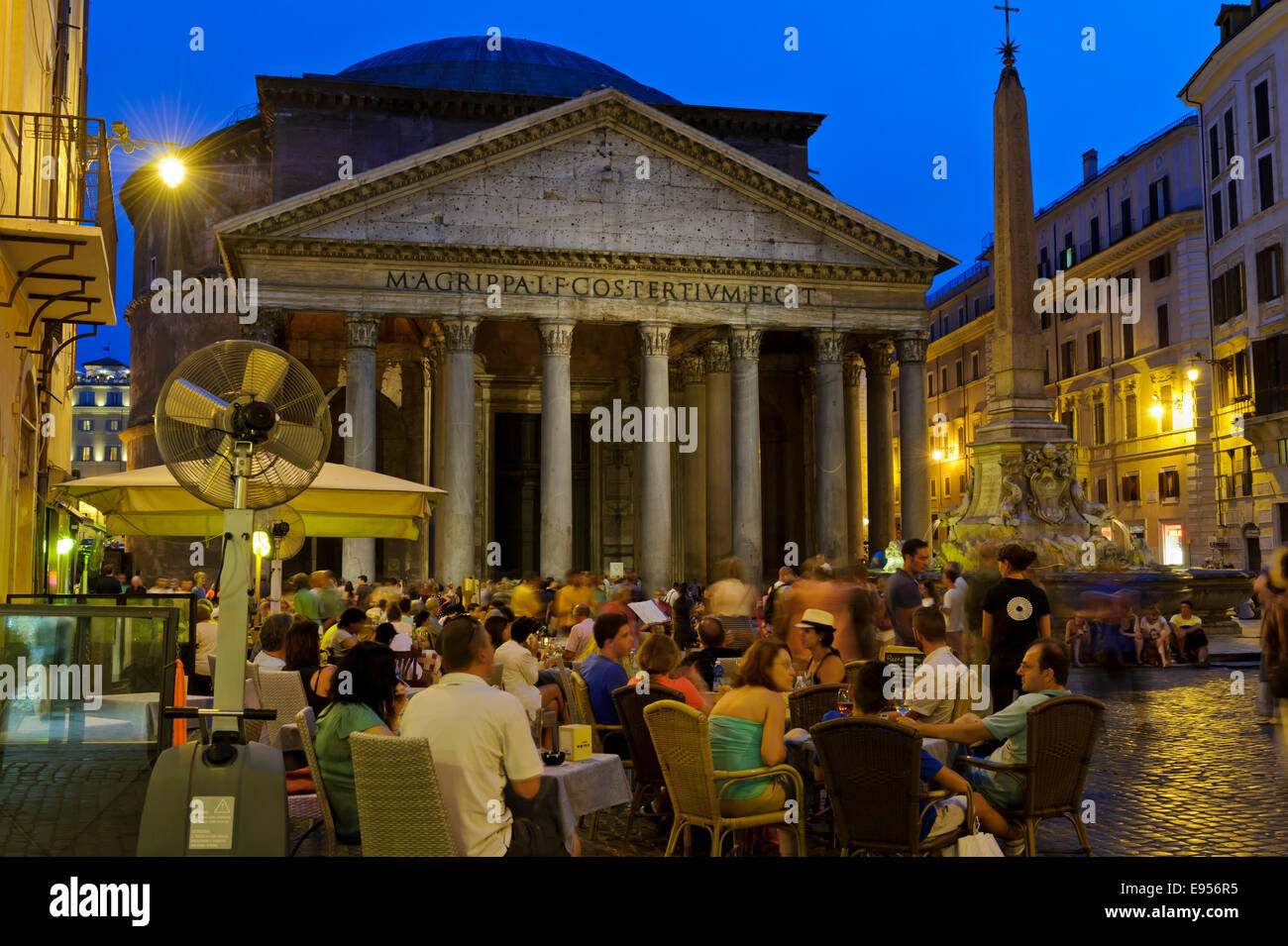 Nächtliche Aktivitäten im legendären Pantheon in Rom, Italien. Stockfoto