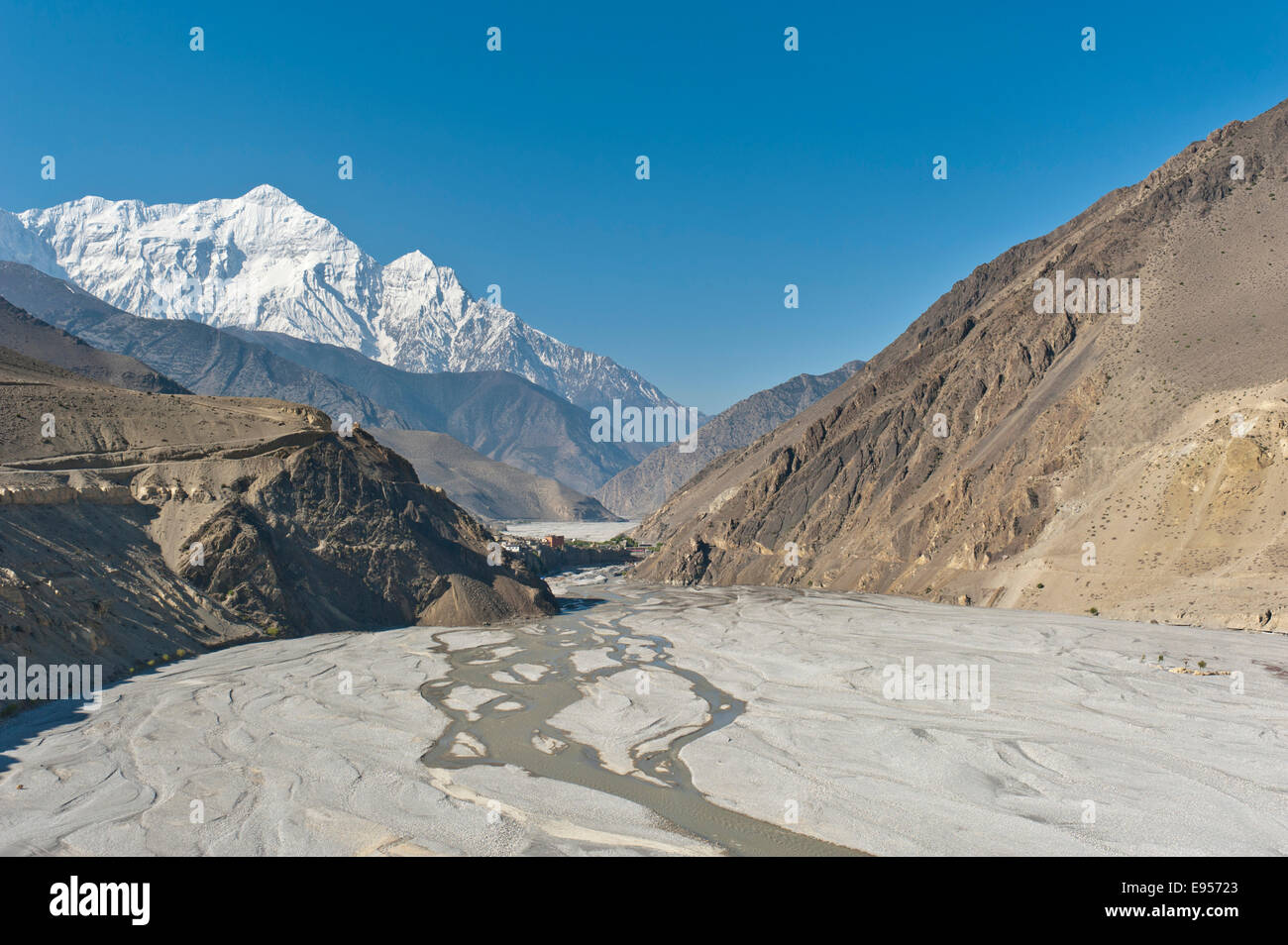 Schneebedeckten Mt Nilgiri Nord, 7061 m, Kali Gandaki Fluss Schlucht an Front, Upper Mustang, Lo, Nepal Stockfoto