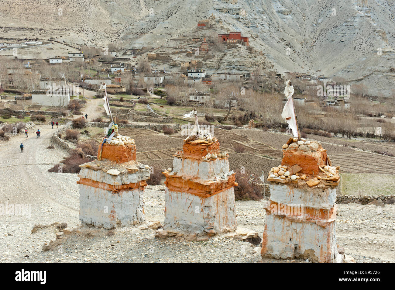 Drei Chorten, tibetische religiöse Gebäude, nahe dem Dorf Geling, Upper Mustang, Lo, Nepal Stockfoto