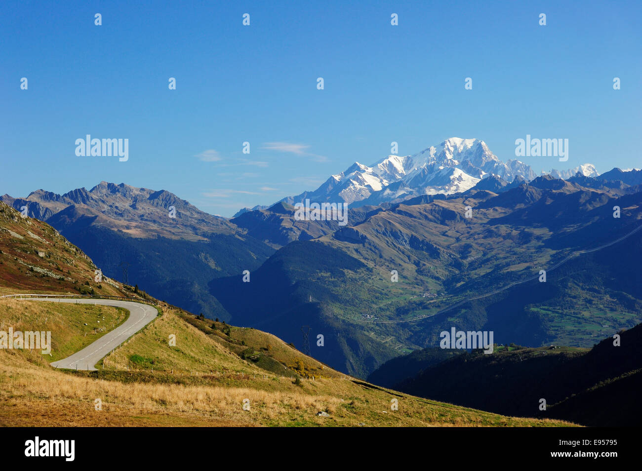 Die Passstrasse hinauf zum Col De La Madeleine, die schneebedeckten Gipfel des Mont Blanc Massivs auf der Rückseite, Alpen, Frankreich Stockfoto