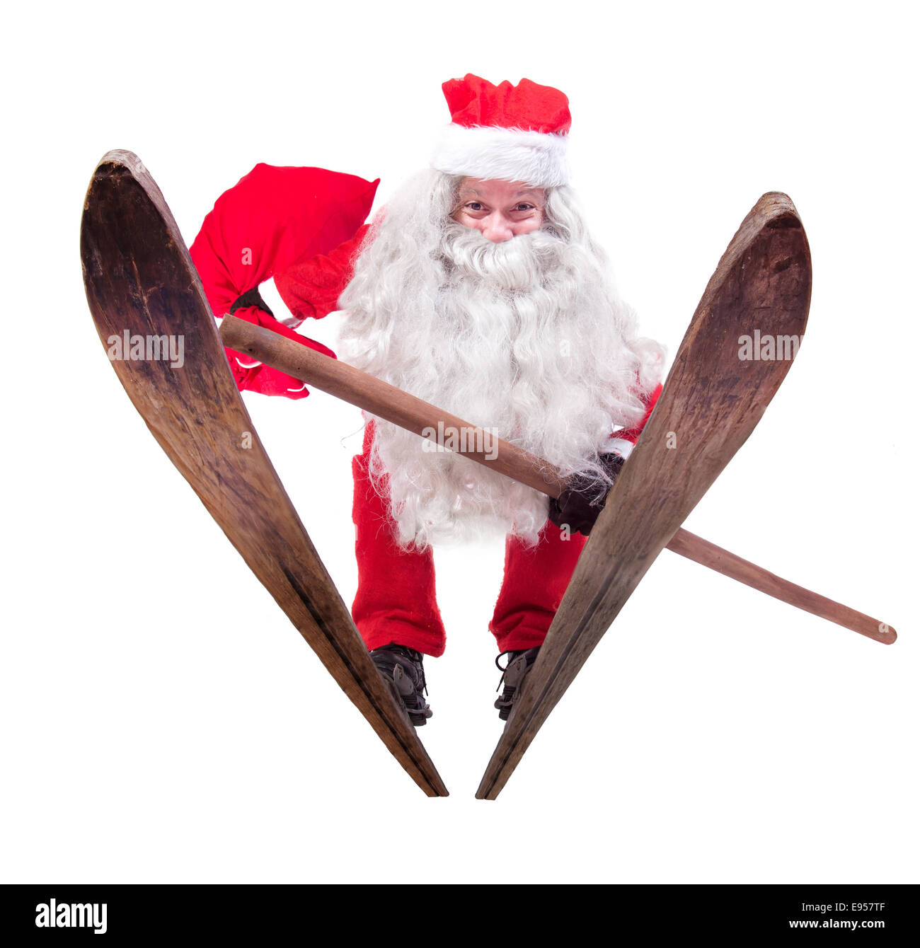 Santa Claus springt auf Skiern Stockfoto