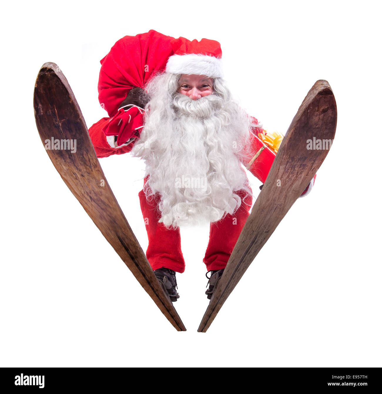 Santa Claus springt auf Skiern Stockfoto