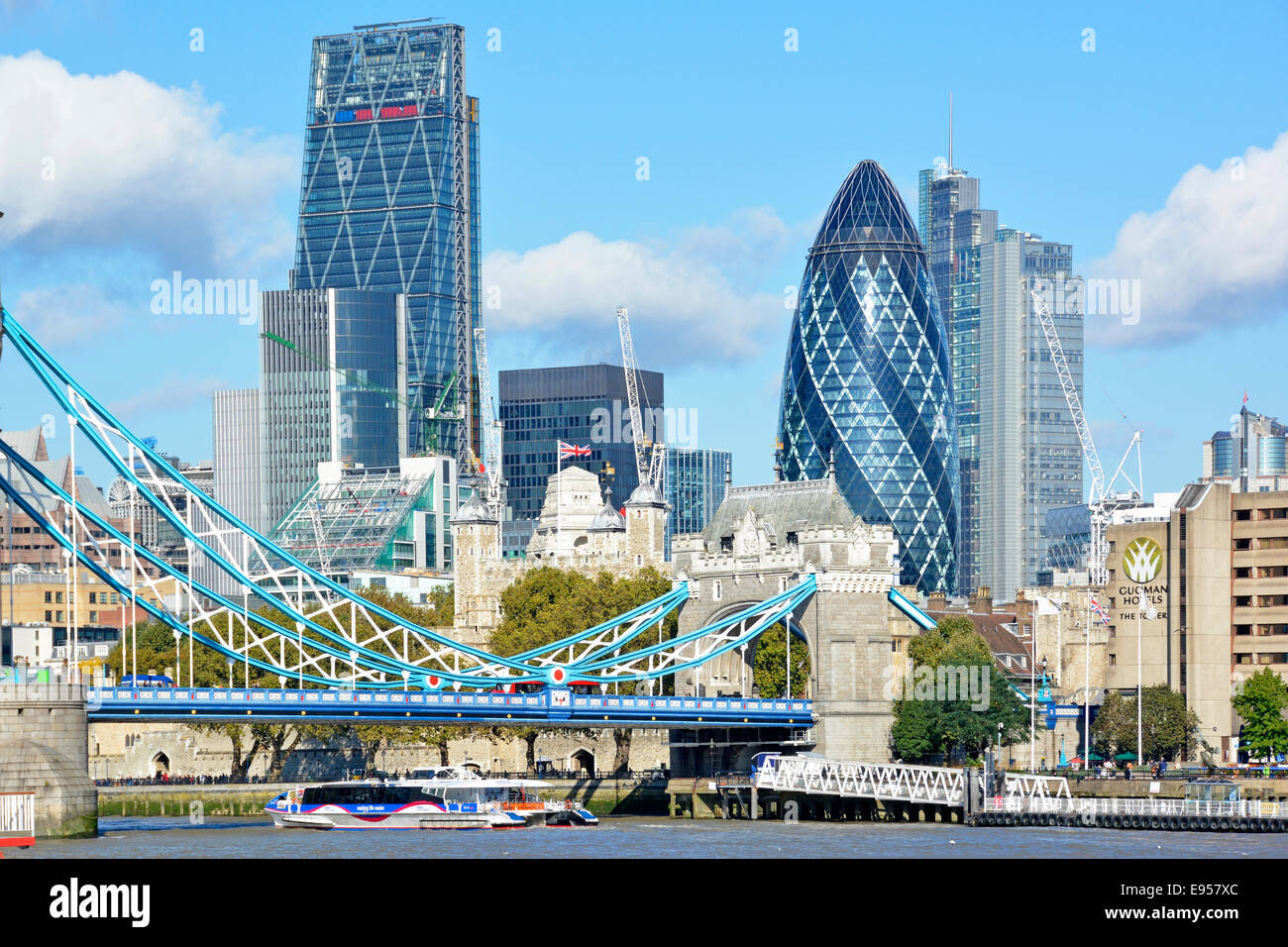 Flut an der Themse in einem Teil der Tower Bridge City of London Skyline einschließlich Gherkin Cheesegrater und Heron Tower Wahrzeichen Wolkenkratzer England UK Stockfoto