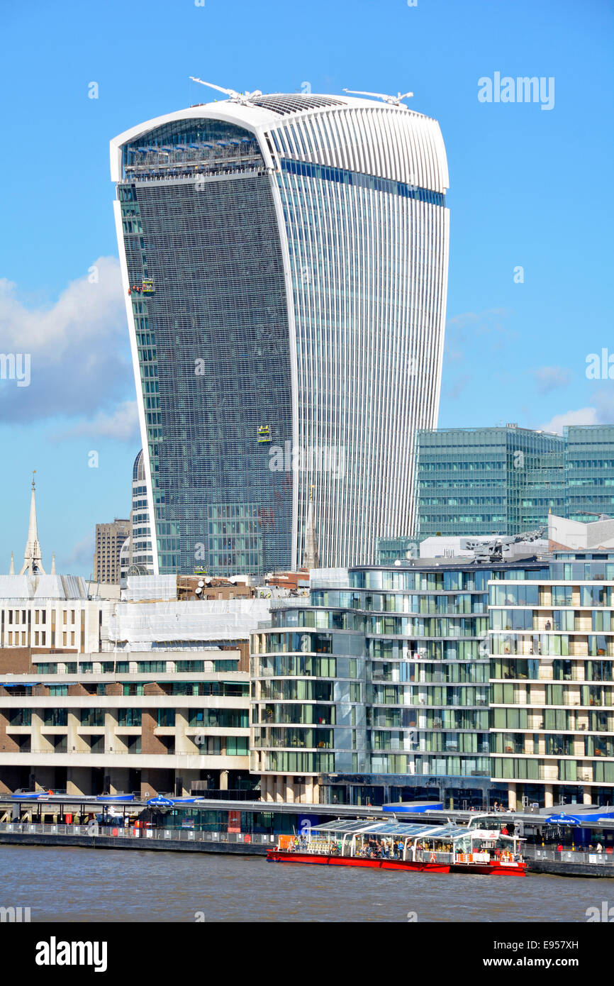Stadt London Walkie Talkie Gebäude umfasst Themse & Tower Pier in den Pool der London England Großbritannien Stockfoto