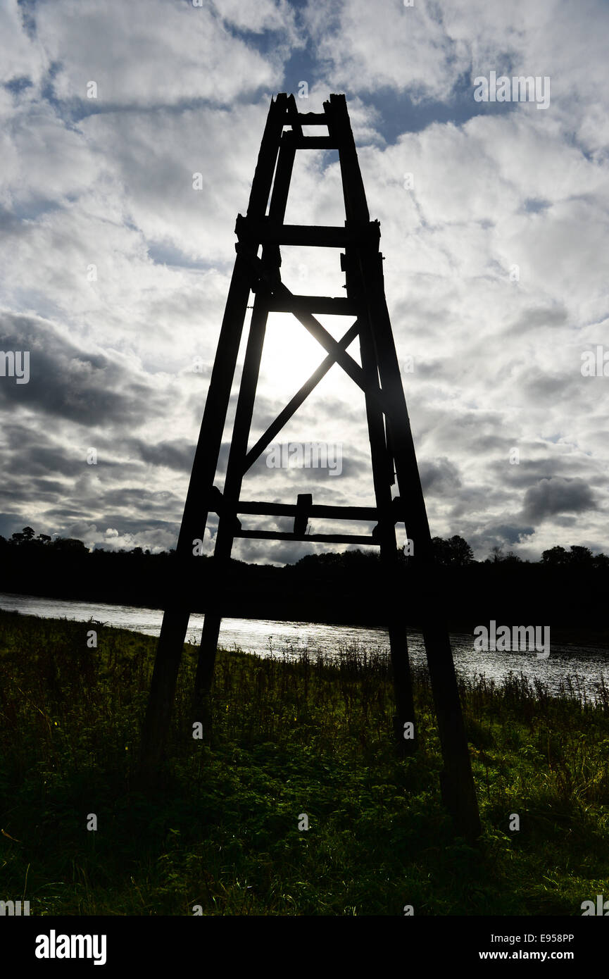 Eine Furt Turm auf dem Fluss Tweed einst für gerade für Lachs Stockfoto