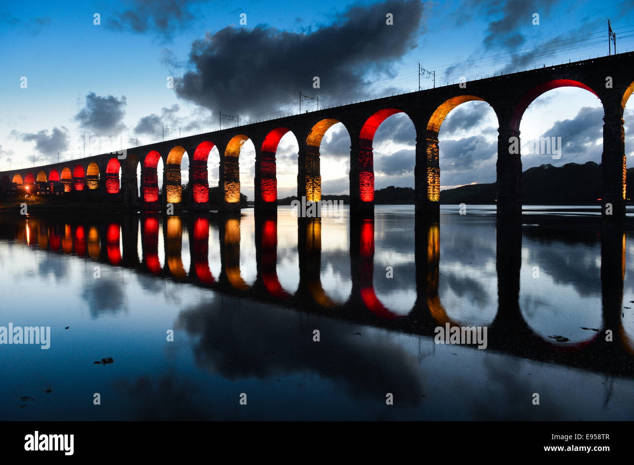 Das Flutlicht Royal Grenzbrücke trägt die Ostküste Bahnlinie über dem Fluss Tweed in Berwick nach Tweed. Stockfoto