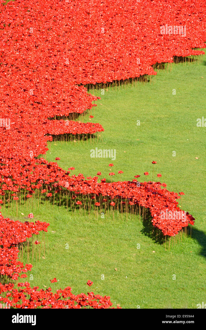 Feld der roten Keramik Mohnblumen Blut gefegt Länder & Meere von roten Ersten Weltkrieg erste Weltkrieg Tribut in trockenen Graben am Historic Tower of London England Stockfoto
