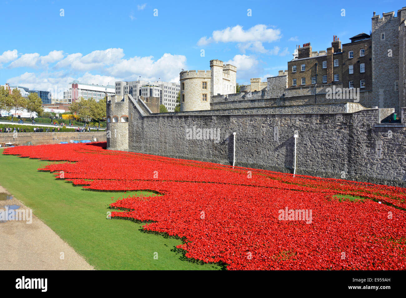 Roter Keramikmohn, blutig gesaugte Länder und Meere des 1. Weltkriegs im Trockengraben im historischen Tower von London, England, großbritannien Stockfoto