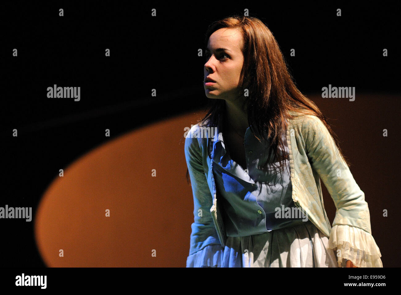 BARCELONA - JAN 13: Wütendere Schauspielerin des Instituts Barcelona Theater macht viel Aufhebens in der Komödie Shakespeare für Führungskräfte. Stockfoto