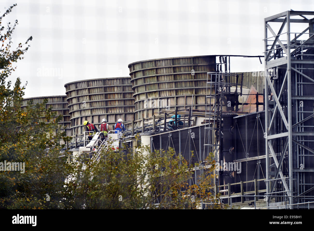 Didcot, UK. 20. Oktober 2014. Zwei Feuer-Service-Einheiten bleiben am Didcot B Kraftwerk Standort die von RWE Npower gehört, nachdem ein Feuer durch die Kühltürme Sonntagabend brannte. Untersuchung-Mannschaften (im Bild) sind die Szene Inspektion. Fotos von Sidney Bruere/Alamy Live News Stockfoto