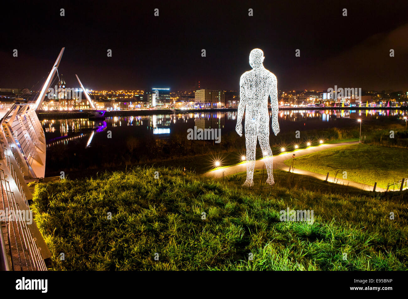 Lumiere, Derry, 2013 Londonderry, Nordirland, der Reisende, Cedric le Borgne, Derry Stadt, Fluss Foyle Stockfoto