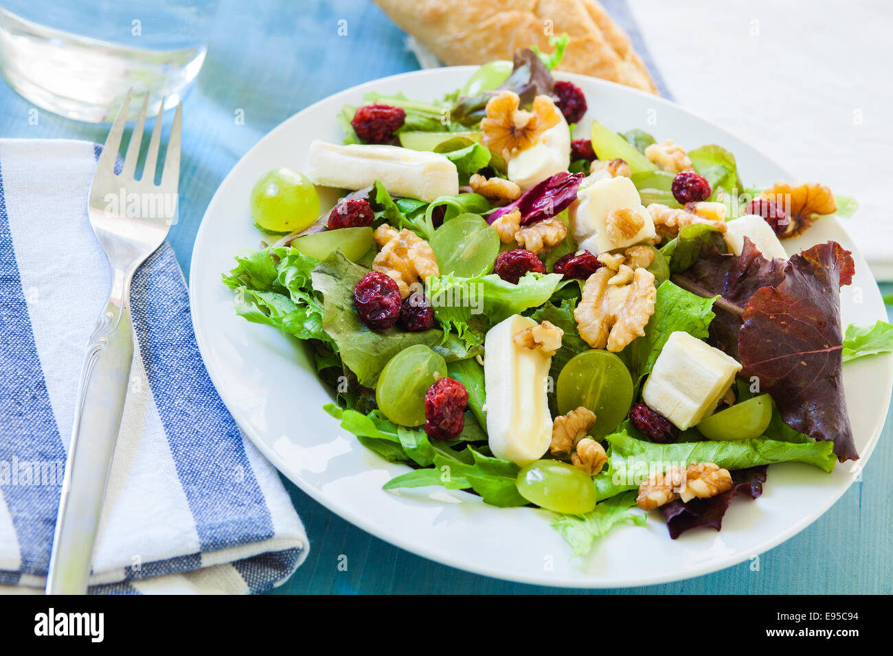 Mix Salat mit Trauben, rote Früchte, Käse und Nüssen auf Schüssel weiß Stockfoto