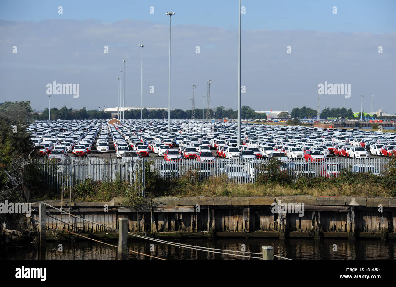 Importfahrzeuge auf Grimsby Docks bereit ist, in ganz Großbritannien transportiert werden Stockfoto