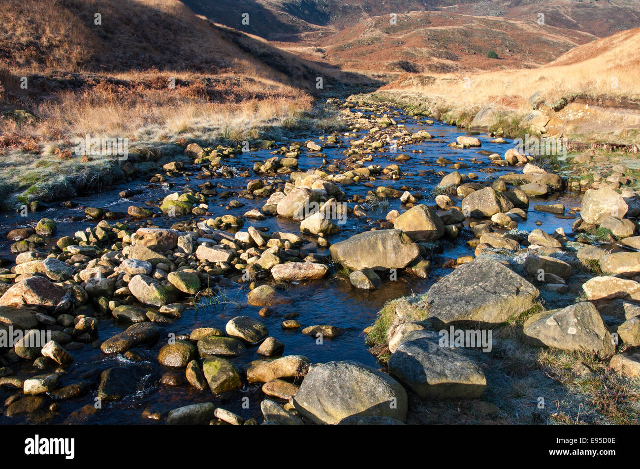 Felsige Heidelandschaft Stream bei Crowden an einem hellen, sonnigen Wintertag. North Derbyshire, England. Stockfoto