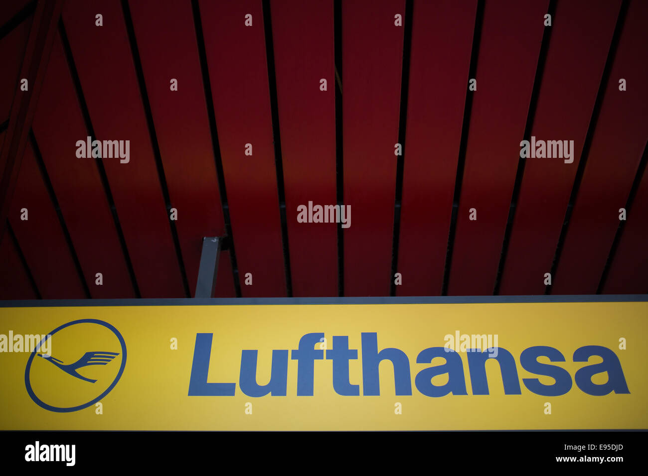 Berlin, Deutschland. 20. Oktober 2014. Das Logo der Fluggesellschaft Lufthansa am Flughafen Tegel in Berlin, Deutschland, 20. Oktober 2014. Die deutschen Piloten Gewerkschaft, Cockpit (VC), hat der Streik von kurz- und Mittelstrecken-Flügen begonnen. Bildnachweis: Dpa picture Alliance/Alamy Live News Stockfoto