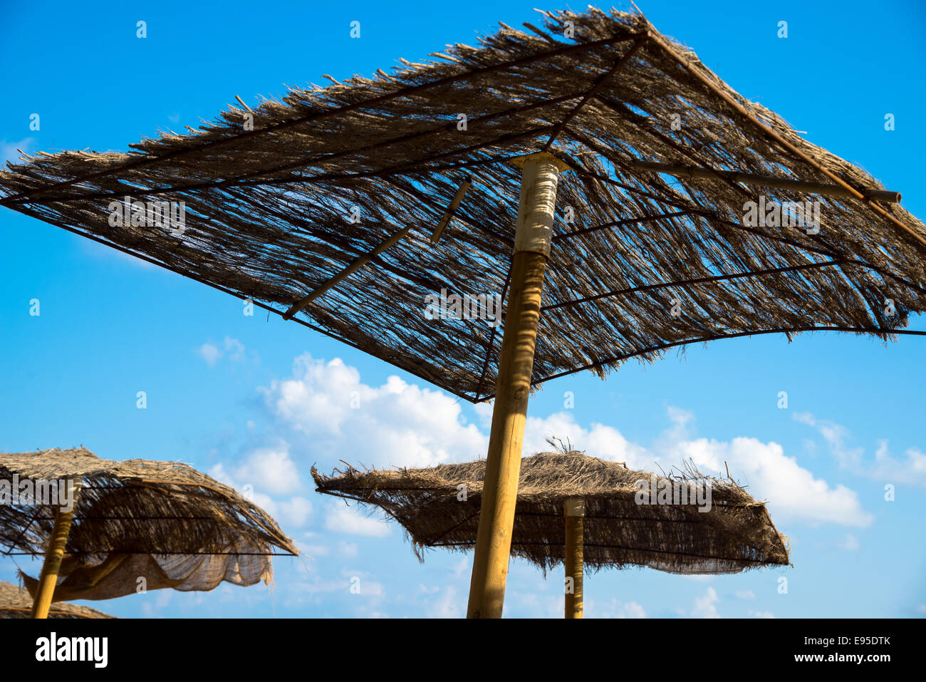 Sonnenschirme am Strand von Palei Milos Griechenland Stockfoto