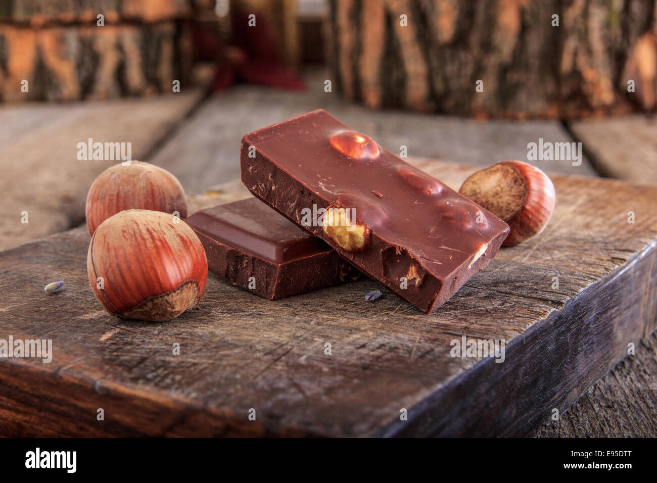 Schokolade mit Haselnüssen auf Holzbrett im Vintage-Stil Stockfoto