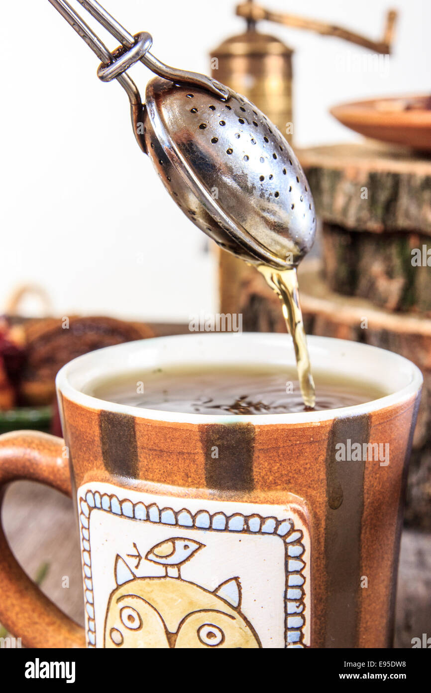 Tasse Tee mit Sieb auf Vintage Zusammensetzung Stockfoto