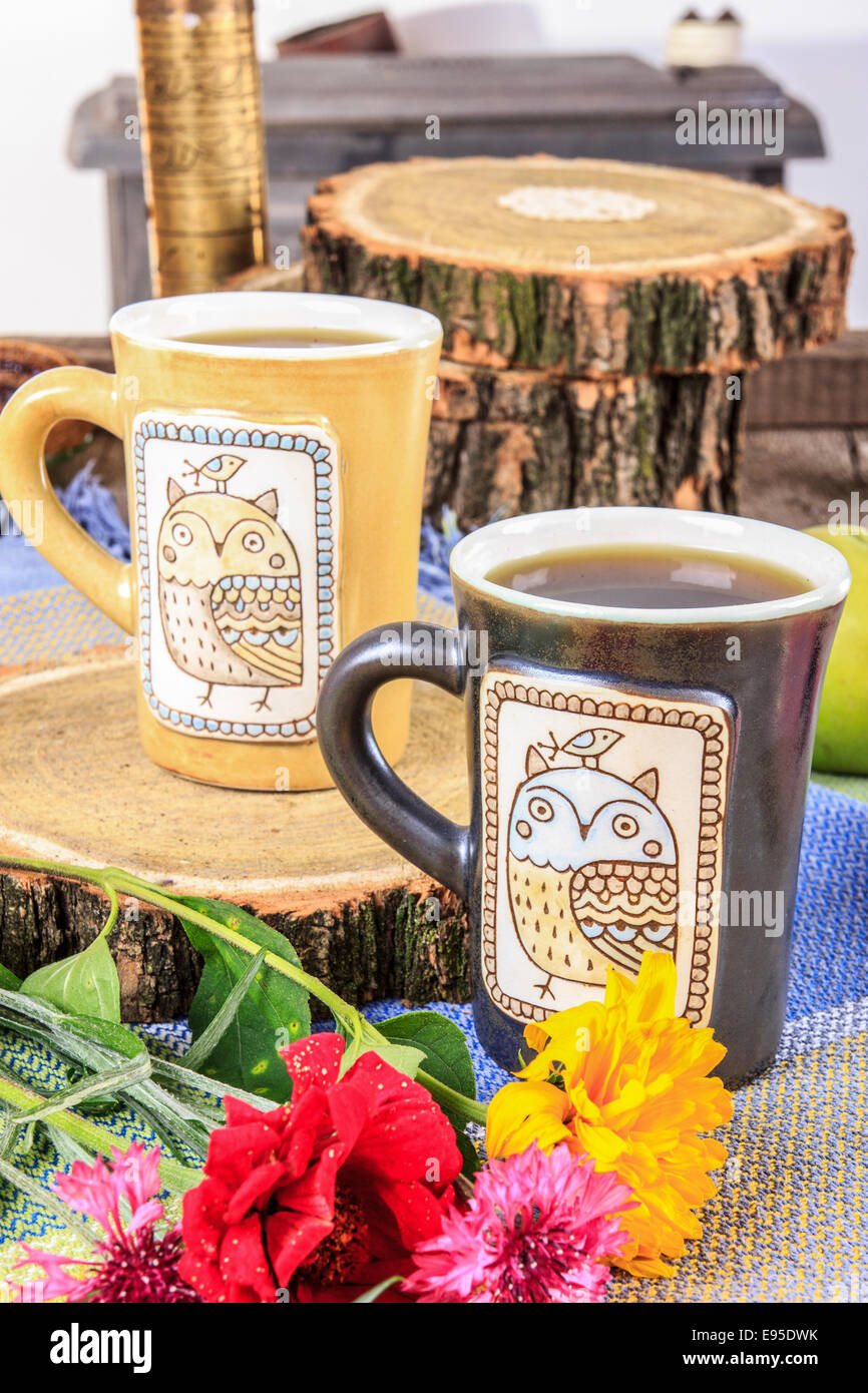 Tassen Tee mit Blumen auf Holztisch im romantischen Vintage-Stil Stockfoto