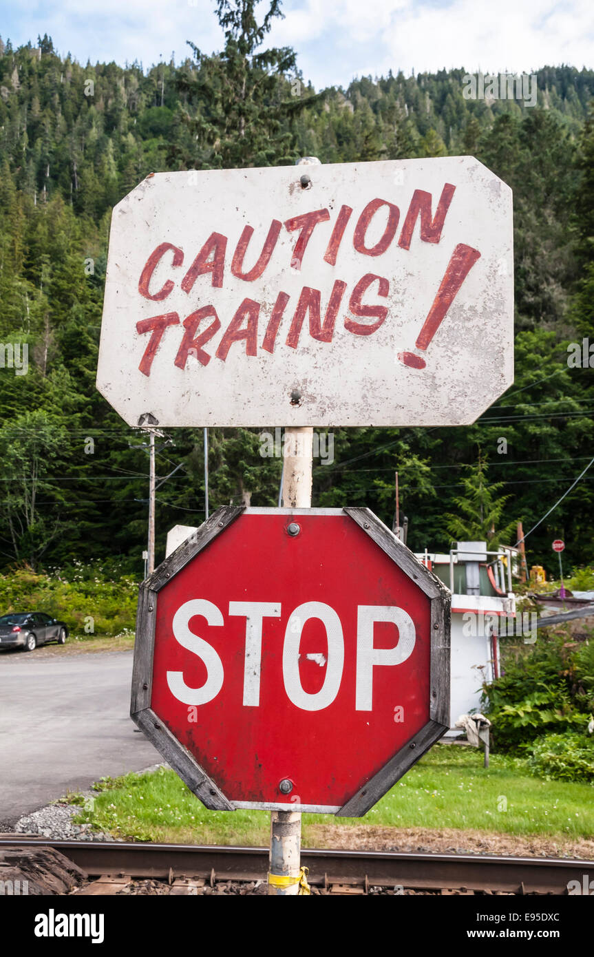 Stoppschild an der Eisenbahn, North Pacific Cannery, Prince Rupert, British Columbia, Kanada Stockfoto