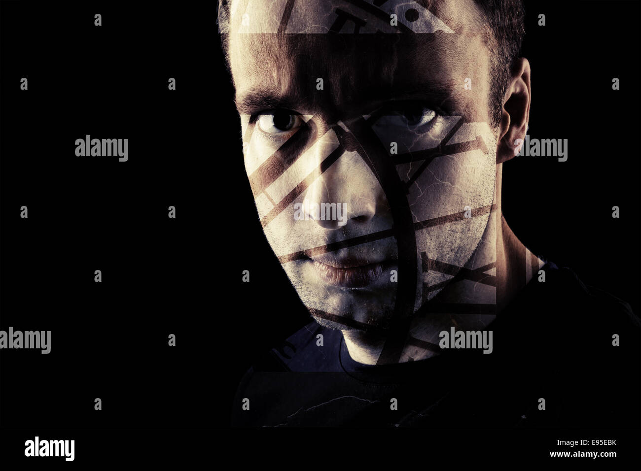Stilisierte Closeup Portrait eines Mannes auf stimmungsvolle schwarz, dunkel getönt Stockfoto