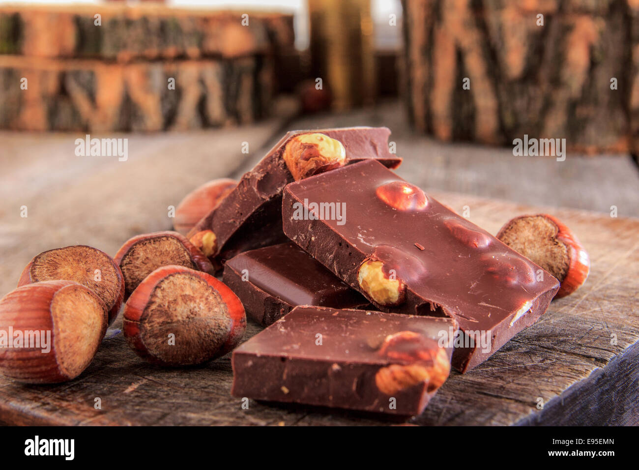 Haselnüsse Schokolade auf Holztisch Stockfoto