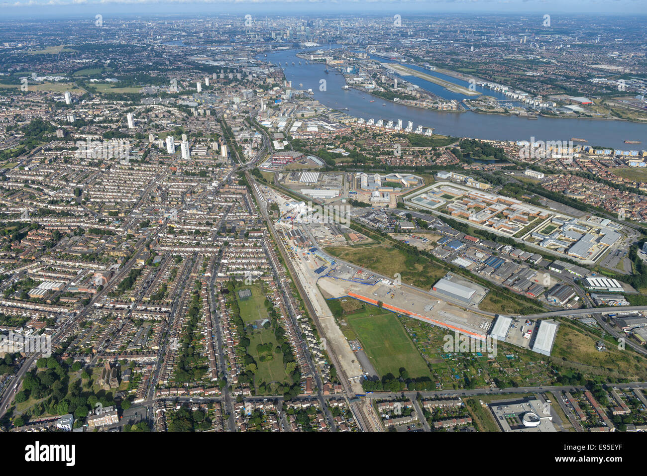 Eine Luftaufnahme aus dem Plumstead Bereich von London mit Blick auf die Stadt. Gefängnis Belmarsh und London City Airport sichtbar Stockfoto