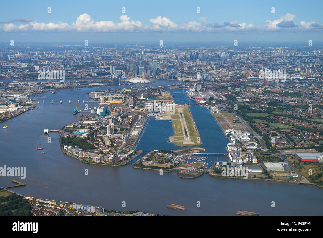 Eine Luftaufnahme von London an einem klaren Sommertag. London City Airport ist sichtbar im Vordergrund mit der Stadt hinter. Stockfoto