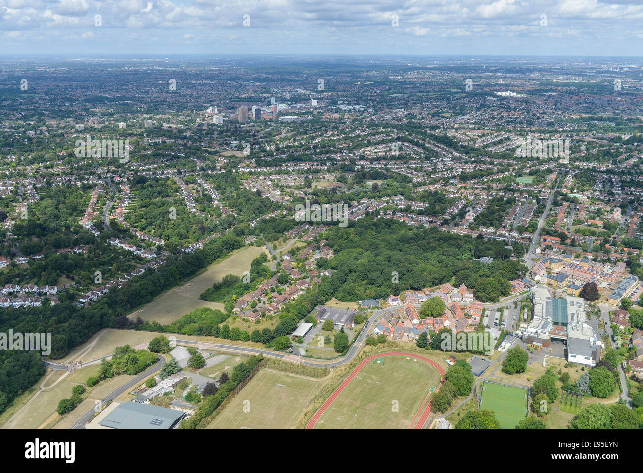 Eine Luftaufnahme, Blick von Süden auf Carshalton mit Sutton Stadtzentrum sichtbar in der Ferne. Stockfoto
