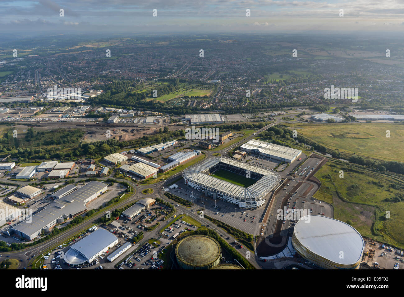 Eine Luftaufnahme mit Blick auf die East Midlands Derby mit dem Ipro-Stadion im Vordergrund Stockfoto