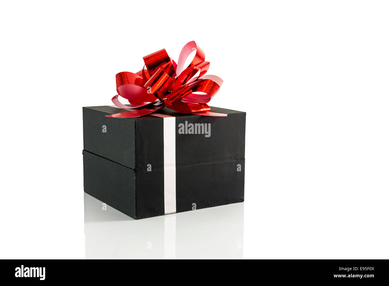 Black-Box, die mit roten Kästchen isoliert auf weißem Hintergrund Stockfoto