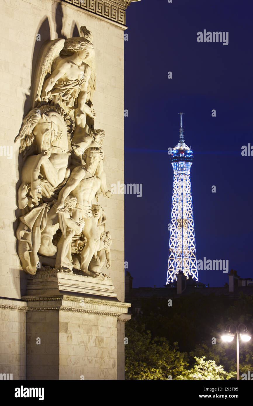 Arc de Triomphe Statuen und beleuchtet in der Nacht in Paris Eiffelturm Stockfoto