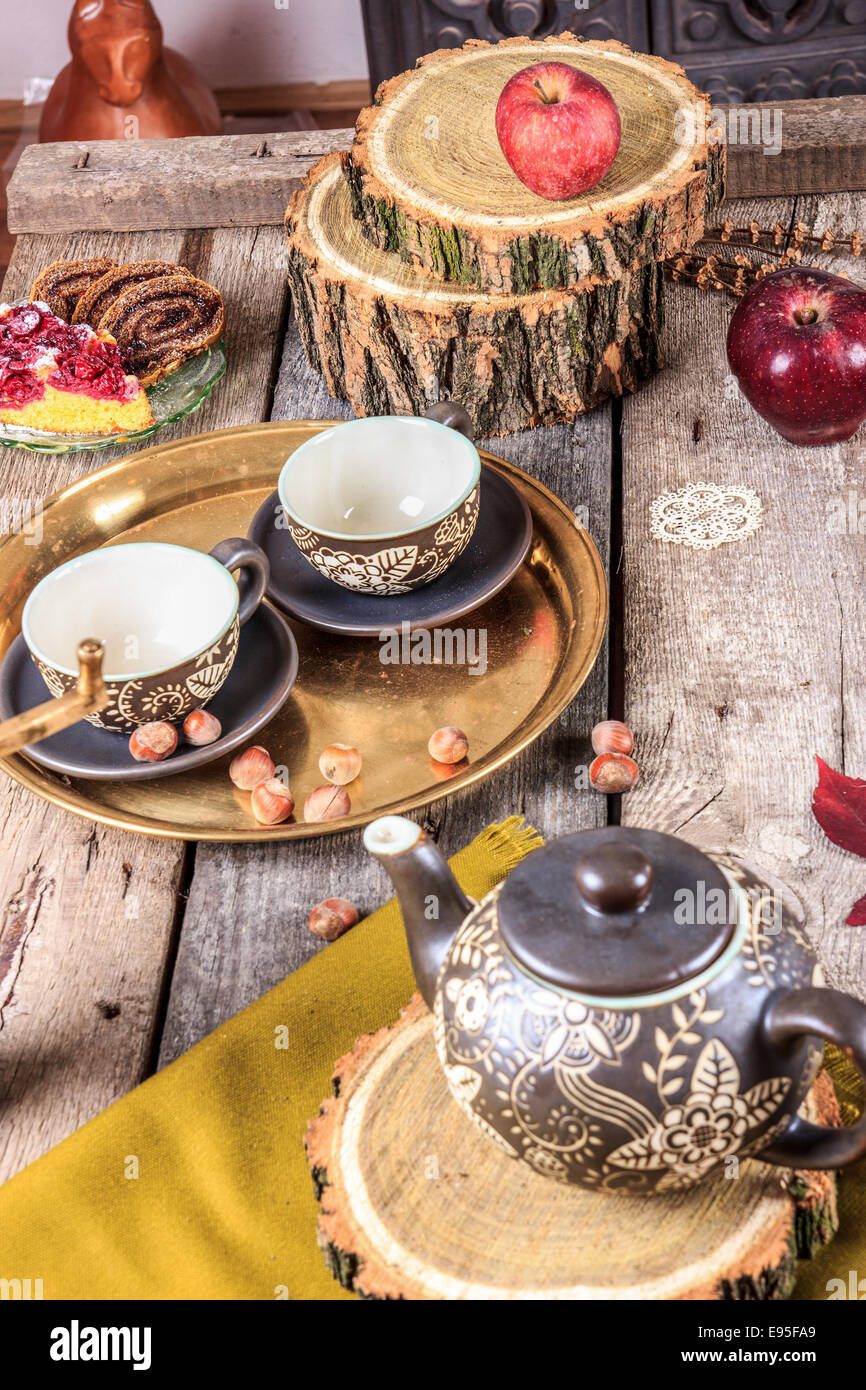 Romantische traditionelle Vintage Zusammensetzung von Tassen und Cookies auf alten Holztisch, Teekanne mit Tassen und hausgemachte Kekse und appl Stockfoto