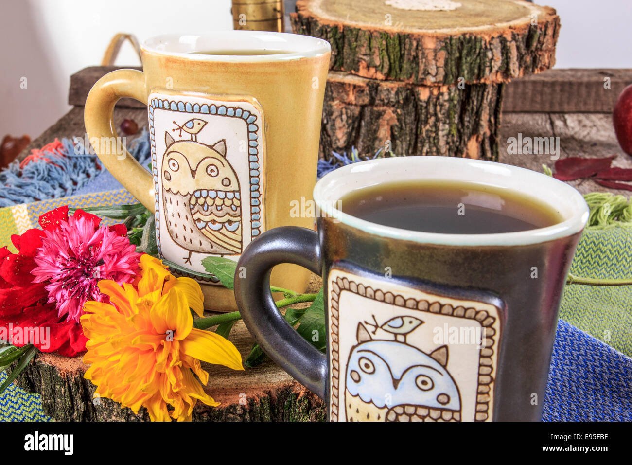 Tee-Set mit zwei Tassen auf alten Tisch mit Blumen im retro-Stil Stockfoto