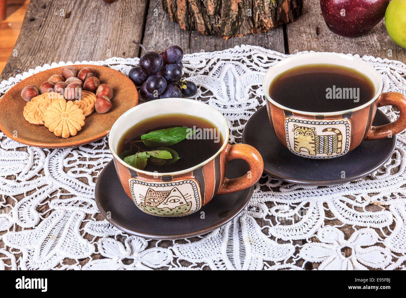 Traditionelle Tee-Set mit Keksen und Obst auf Deckchen im Vintage-Stil Stockfoto
