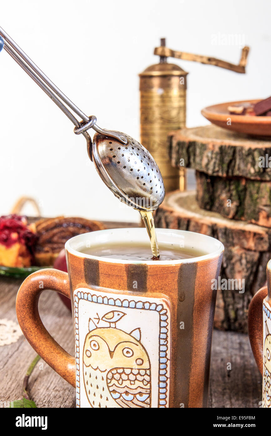 Teesieb auf Vintage Holztisch mit hausgemachten Keksen und Schleifer Stockfoto