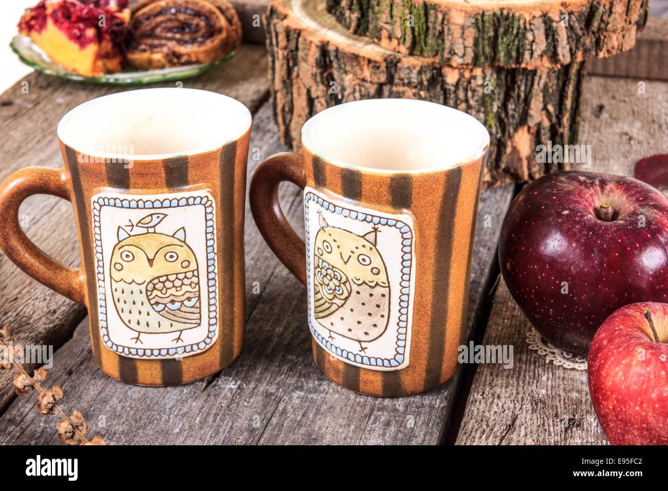Vintage Holz Tisch mit Tassen Tee Kekse und Äpfel Stockfoto