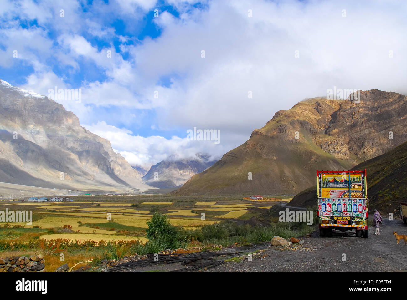 bunte LKW, Feldern und Bergen am Losar-Tal in Indien Stockfoto