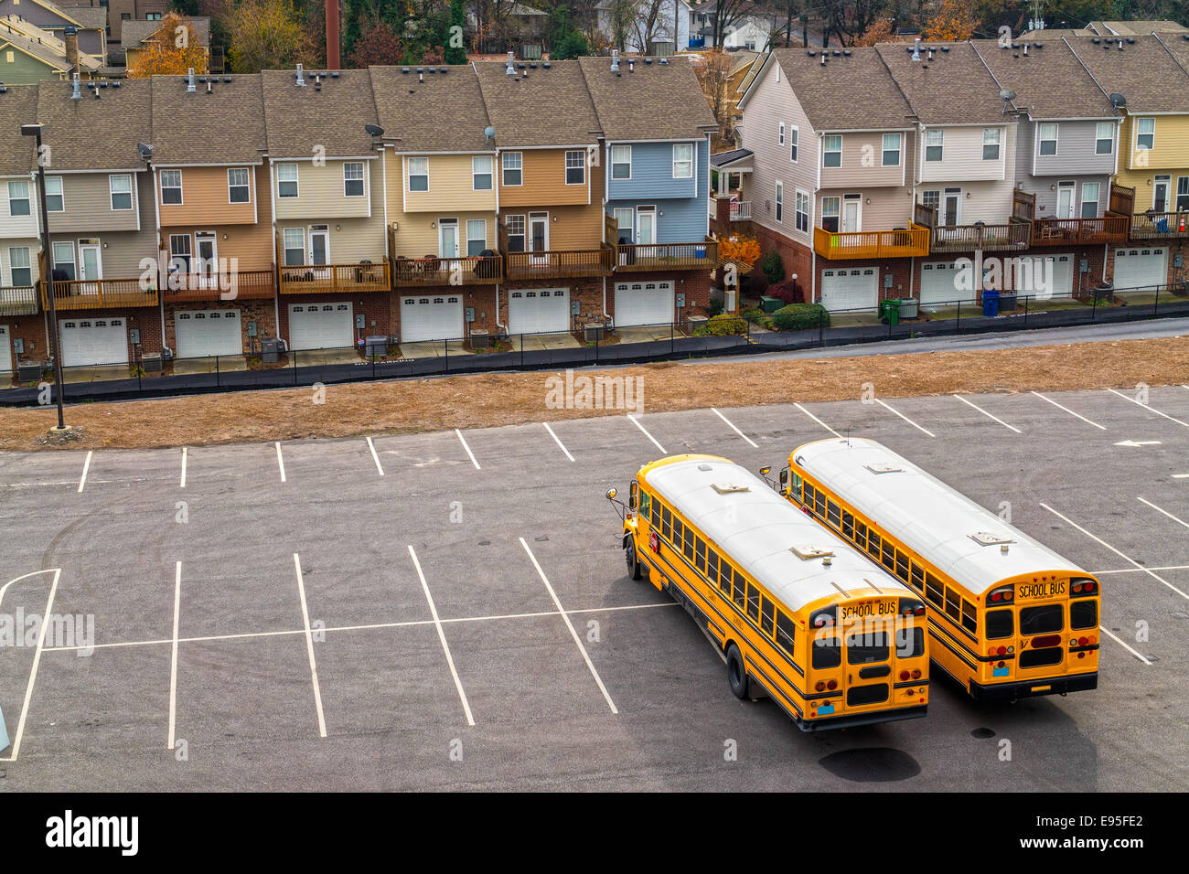 Schulbussen in einen Parkplatz, Atlanta, Georgia, USA. Stockfoto