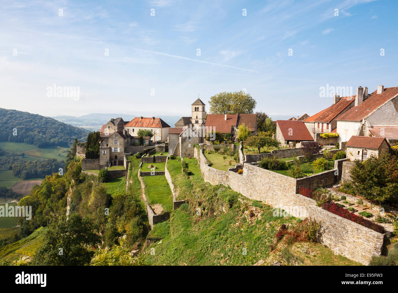 Malerischen französischen Dorf im Weinbaugebiet in ländlichen Landschaft. Chateau Chalon, Jura, Franche, Frankreich. Les Plus Beaux Dörfer de France Stockfoto