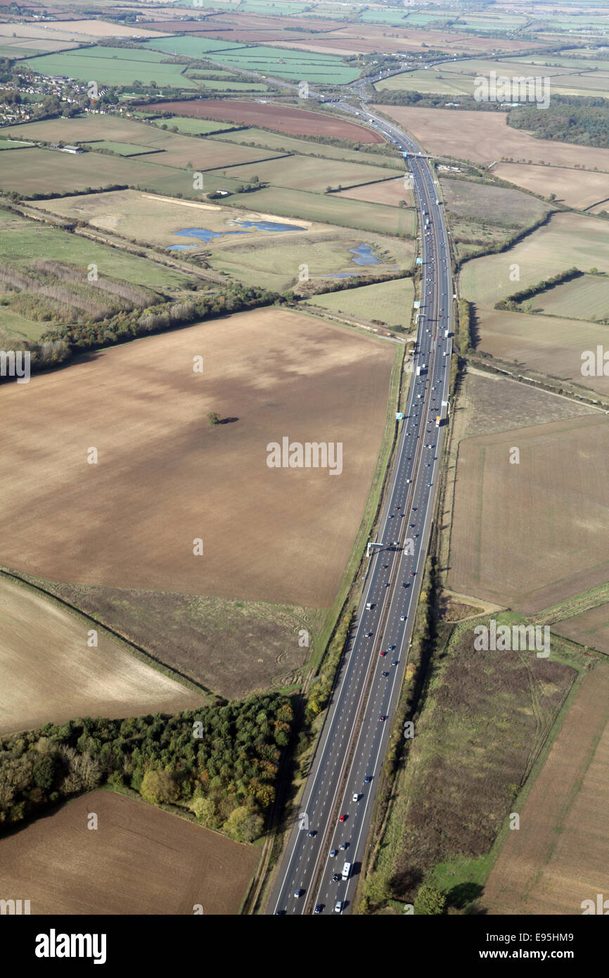 eine Luftaufnahme von einer Strecke der Autobahn M40 in Oxfordshire, Vereinigtes Königreich Stockfoto