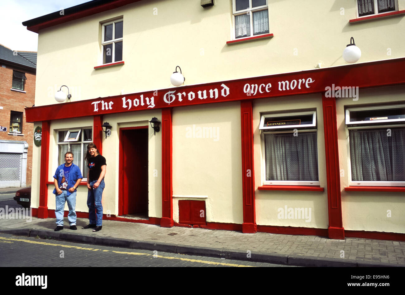 zwei junge Männer vor The Holy Ground Bar in der Nähe von Limerick, Irland Stockfoto
