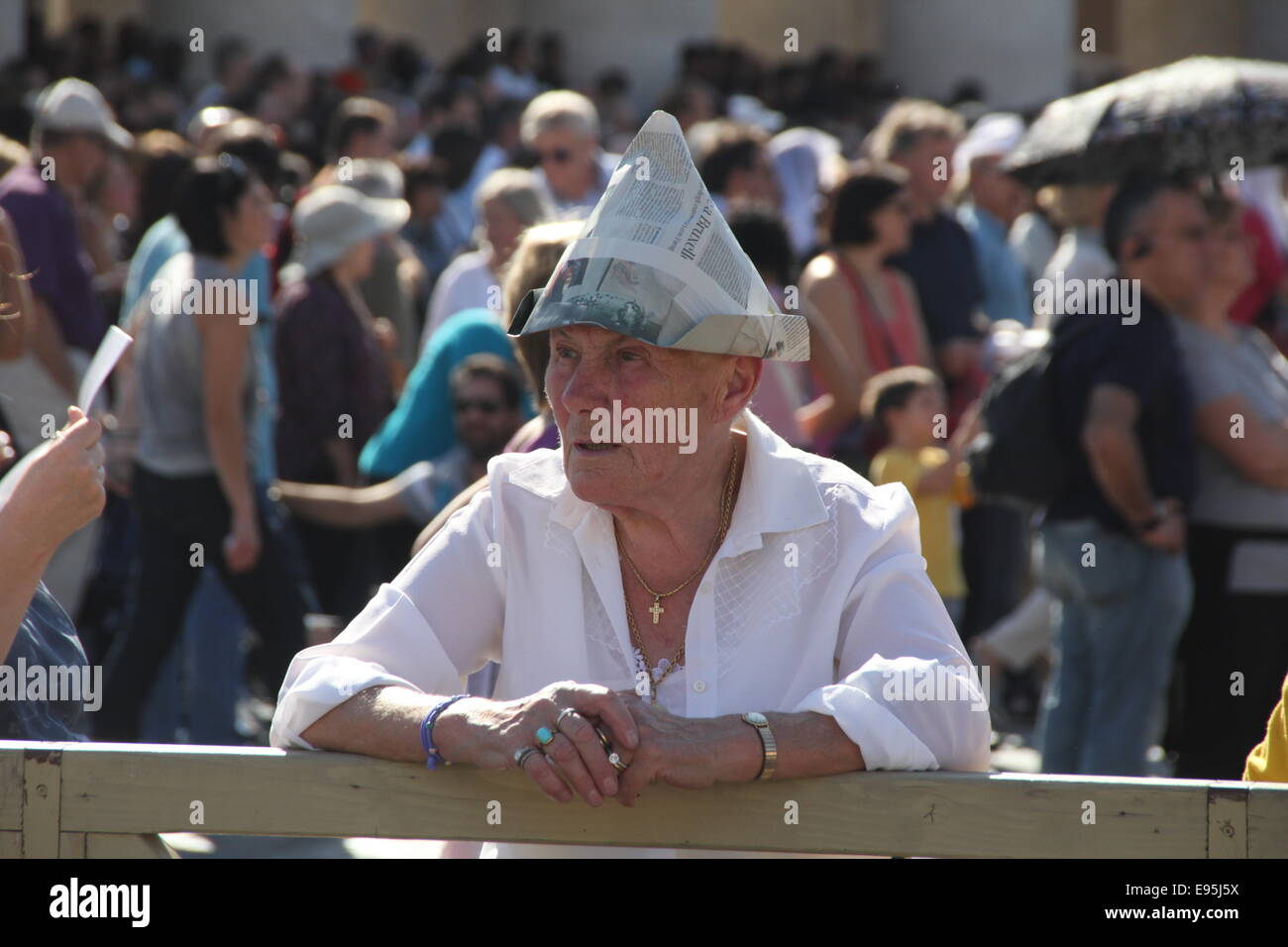 Rom, Italien. 19. Oktober 2014. Menschen bei der Zeremonie der Seligsprechung von Papst Paul VI. auf dem Petersplatz im Vatikan, Rom, Italien. Bildnachweis: Gari Wyn Williams/Alamy Live-Nachrichten Stockfoto