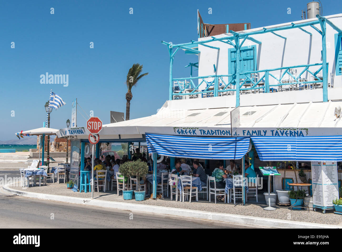 Taverne direkt am Meer mit Gästen Speisen, Mastichari, Insel Kos, Griechenland Stockfoto