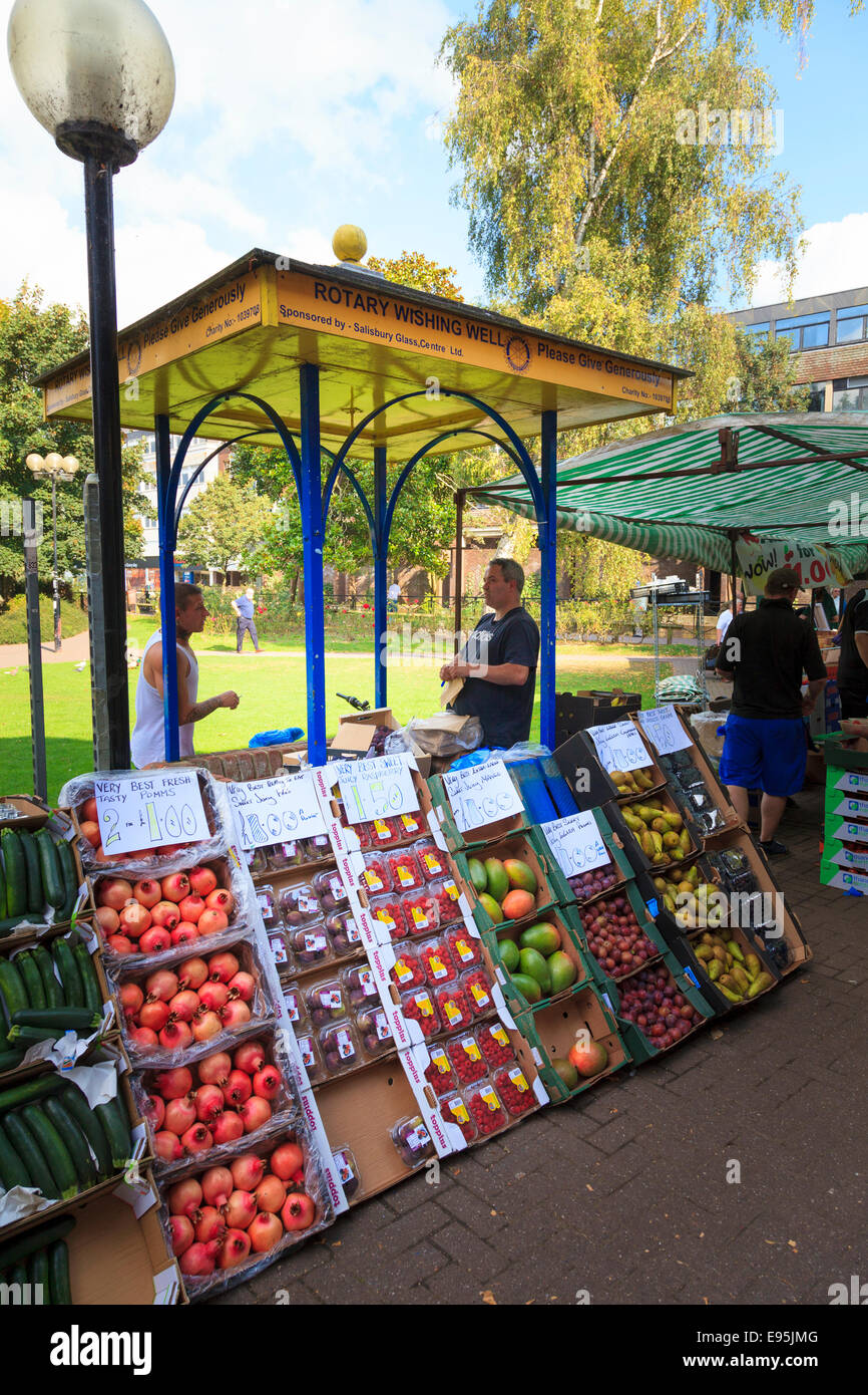 Obst-Verkäufer-Marktstand in The Maltings Salisbury Stockfoto
