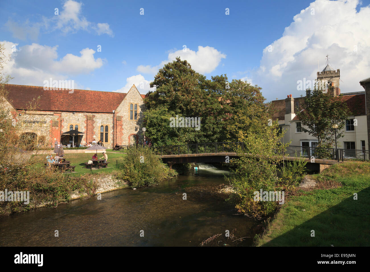 Fußgängerbrücke über den Fluss Avon von der Mühle-Pub in Salisbury city Stockfoto