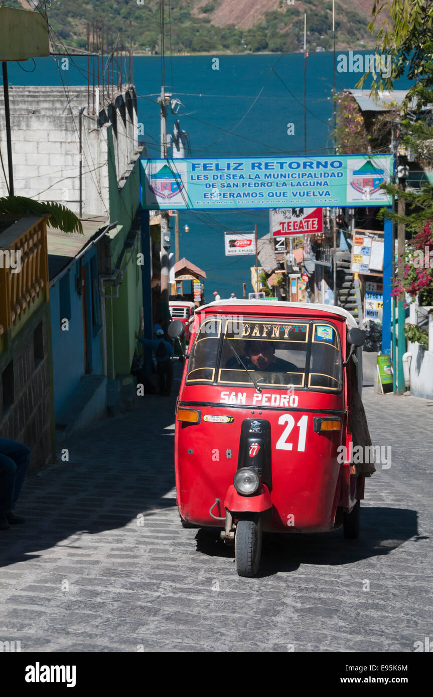 Roten Tuk Tuk Taxi, San Pedro La Laguna Lake Atitlan, Guatemala Stockfoto
