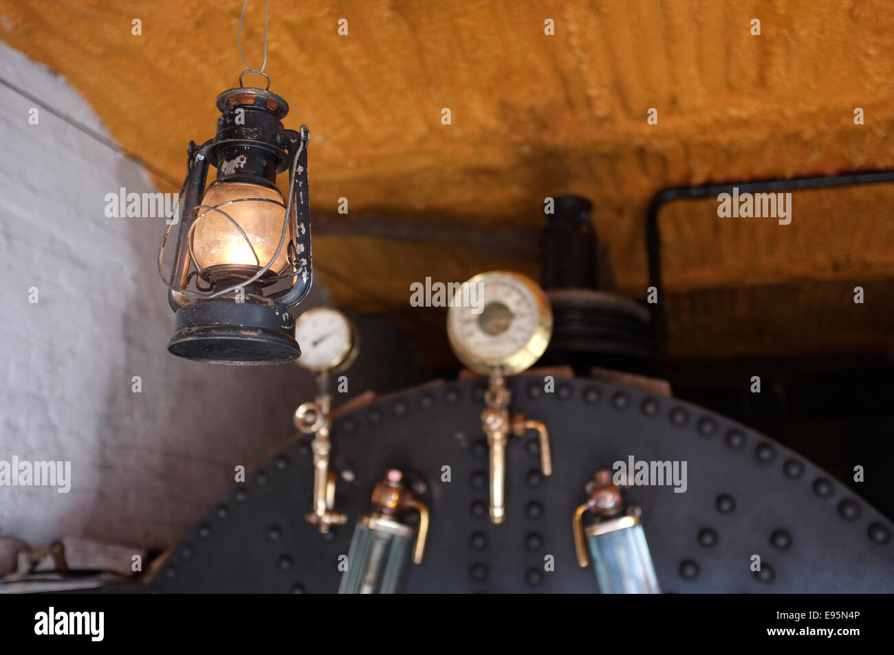 Parrifin Hurrikan Öllampe angezündet in viktorianischen Industriegebäude Stockfoto